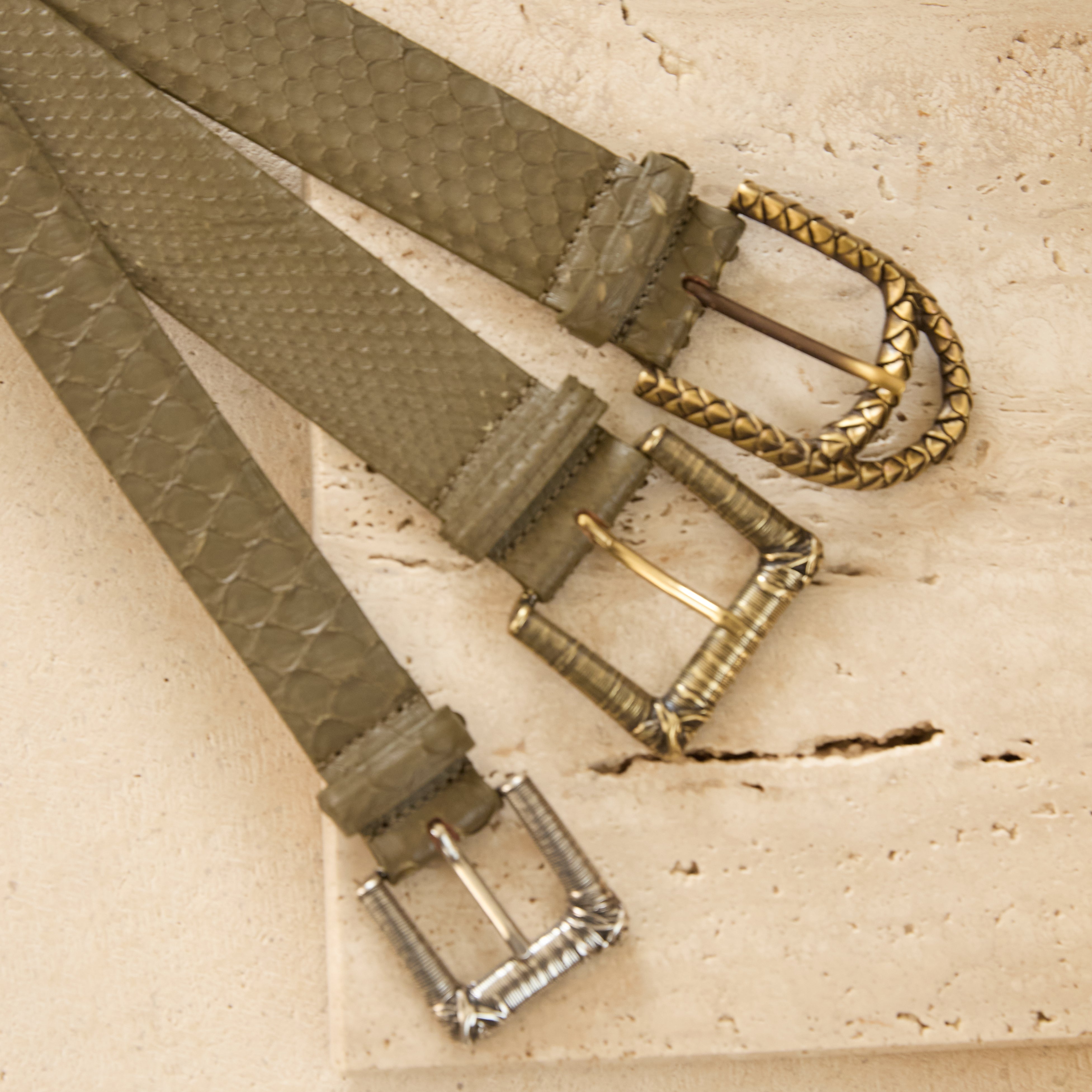 CINTURÓN KAKI BÁSICA DORADA 4CM